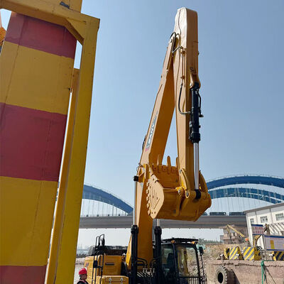 Een graafmachine met lange arm die is ontworpen voor een groter bereik en een betere duurzaamheid