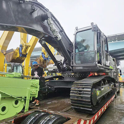 Diep- en slootgraafmachine met telescooparm voor diepe sleuven en hellingafvlakking